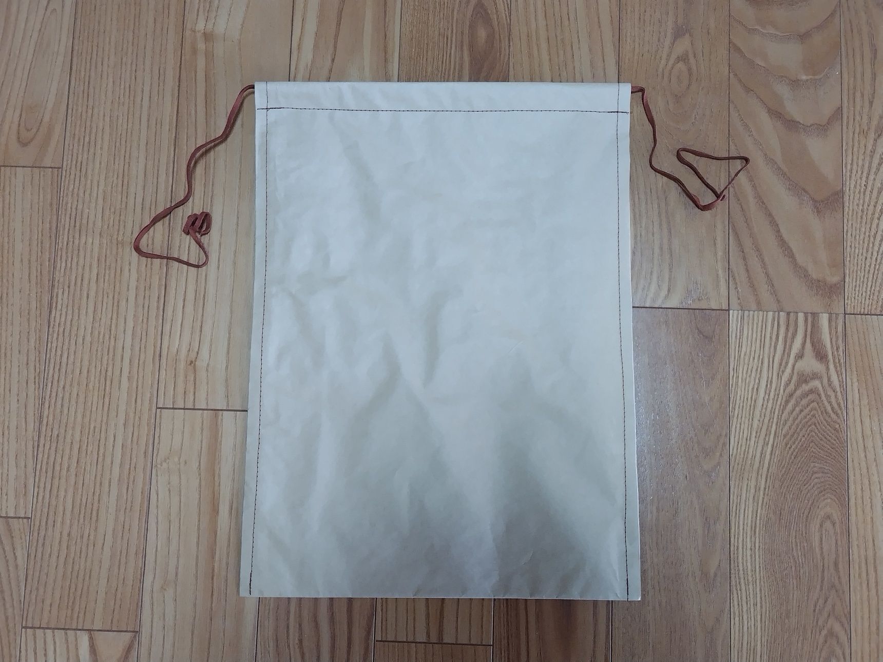 米袋を切り、ミシンで縫います