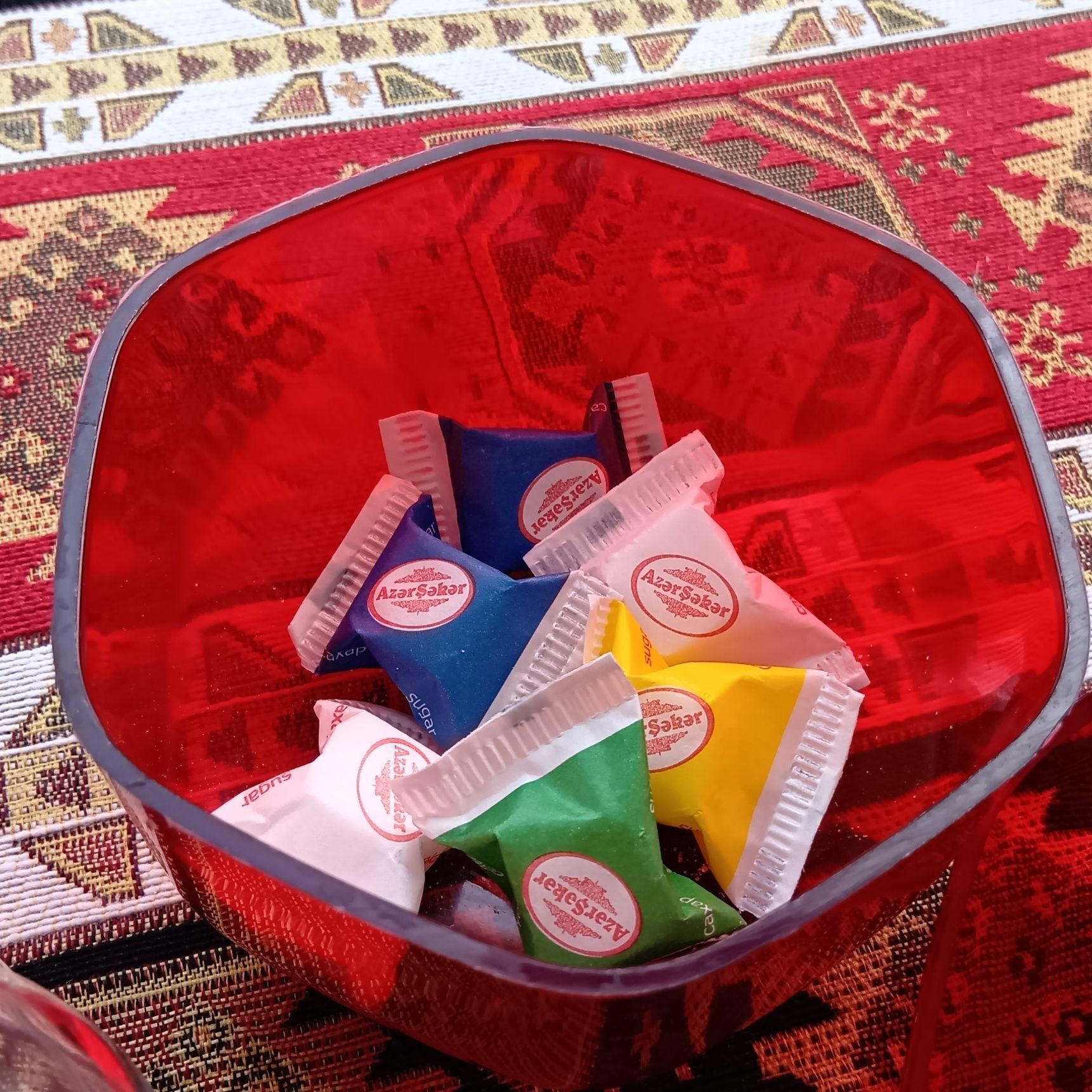 ざくろのモチーフのオブジェは、なんとシュガーケースでした！