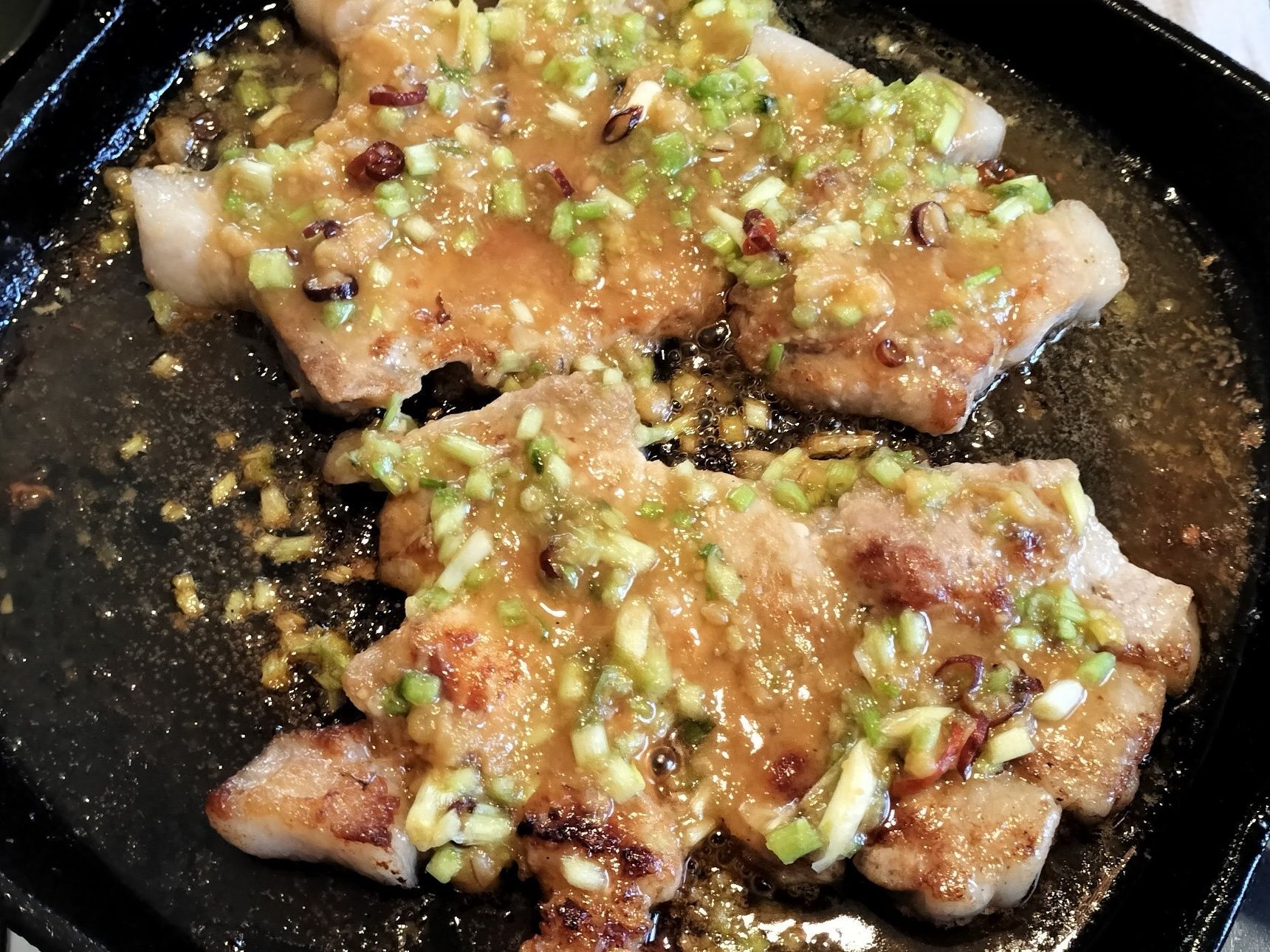 4、手順2の鉄パンに、手順3のタレを回しかける→1分ほど加熱する