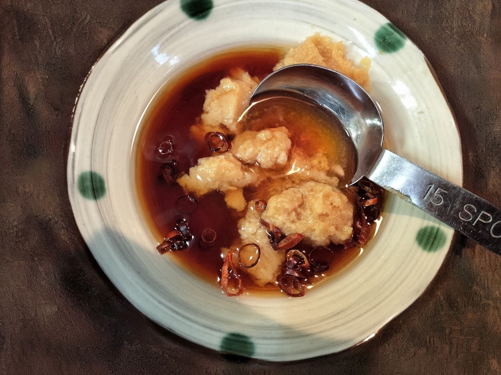 3、耐熱容器に、材料●を入れる→電子レンジで30秒ほど加熱する→混ぜる→小ねぎを入れる