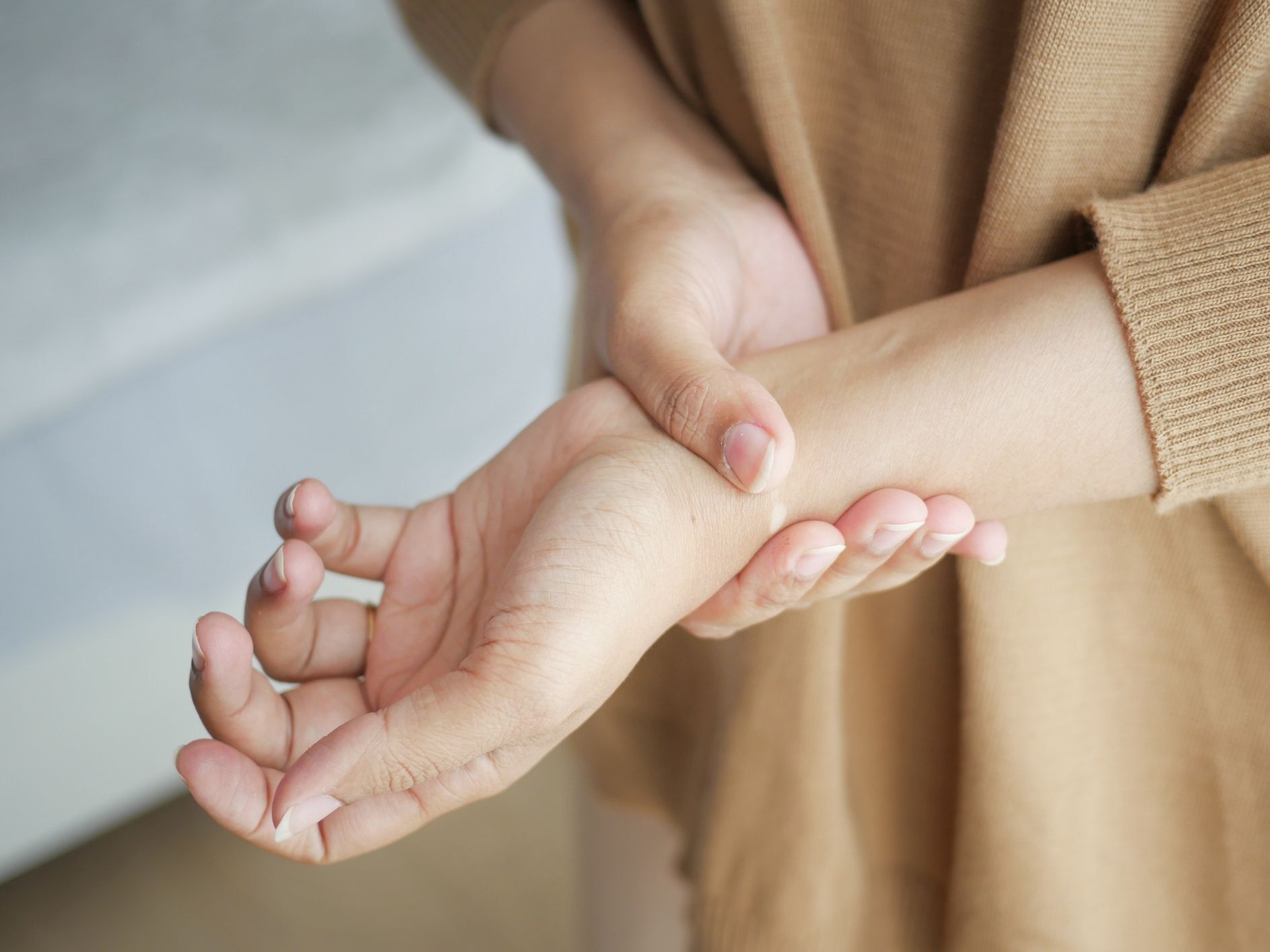 【更年期のばね指】と思ったら危険！？放置NG〈隠れリウマチ〉の見分け方＆痛み対策