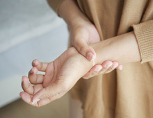 【更年期のばね指】と思ったら危険！？放置NG〈隠れリウマチ〉の見分け方＆痛み対策