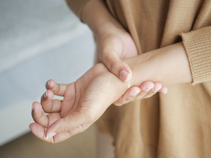 『関節の痛み』そのまま放置しないで!〈隠れリウマチ〉の見分け方&痛み対策