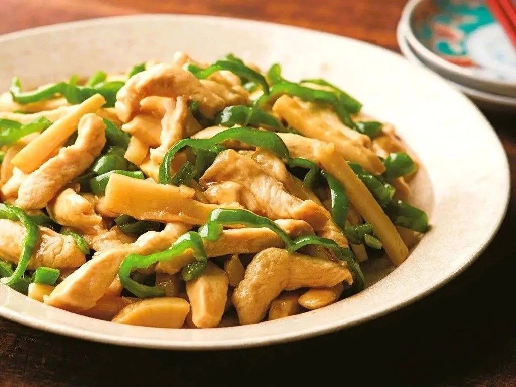 【笠原将弘さん】1枚150円の鶏むねで作る「チンジャオチキン」の作り方。ロース以上の美味しさに仕上がります！