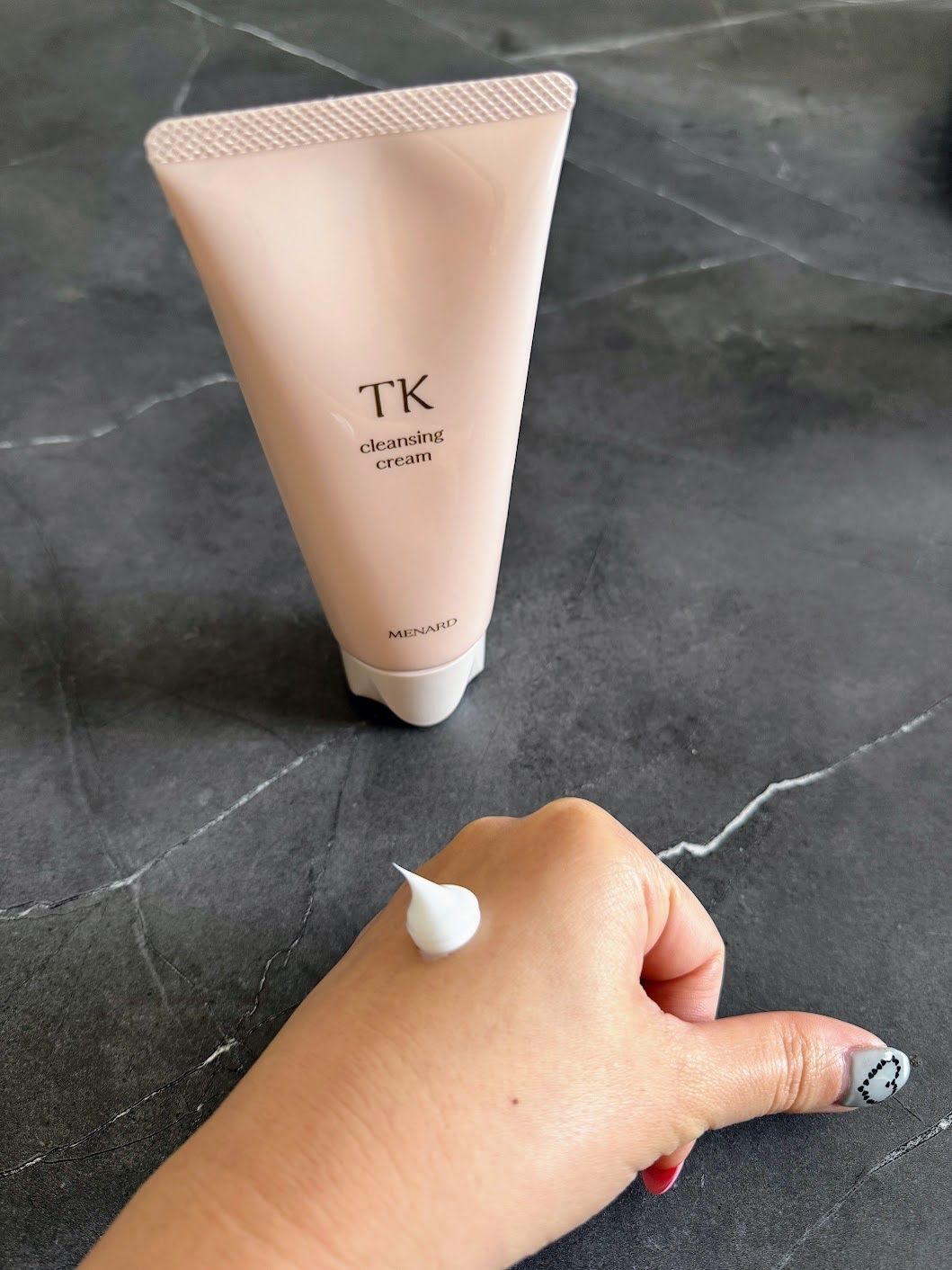 ほどくようにメイクアップ料となじむ「TK クレンジングクリーム」