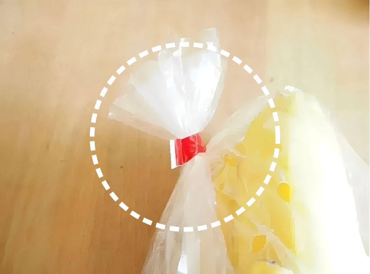 ギーッと引っ張っても取れない『野菜袋に巻かれているシール』をハサミなしで一発で取る方法♪