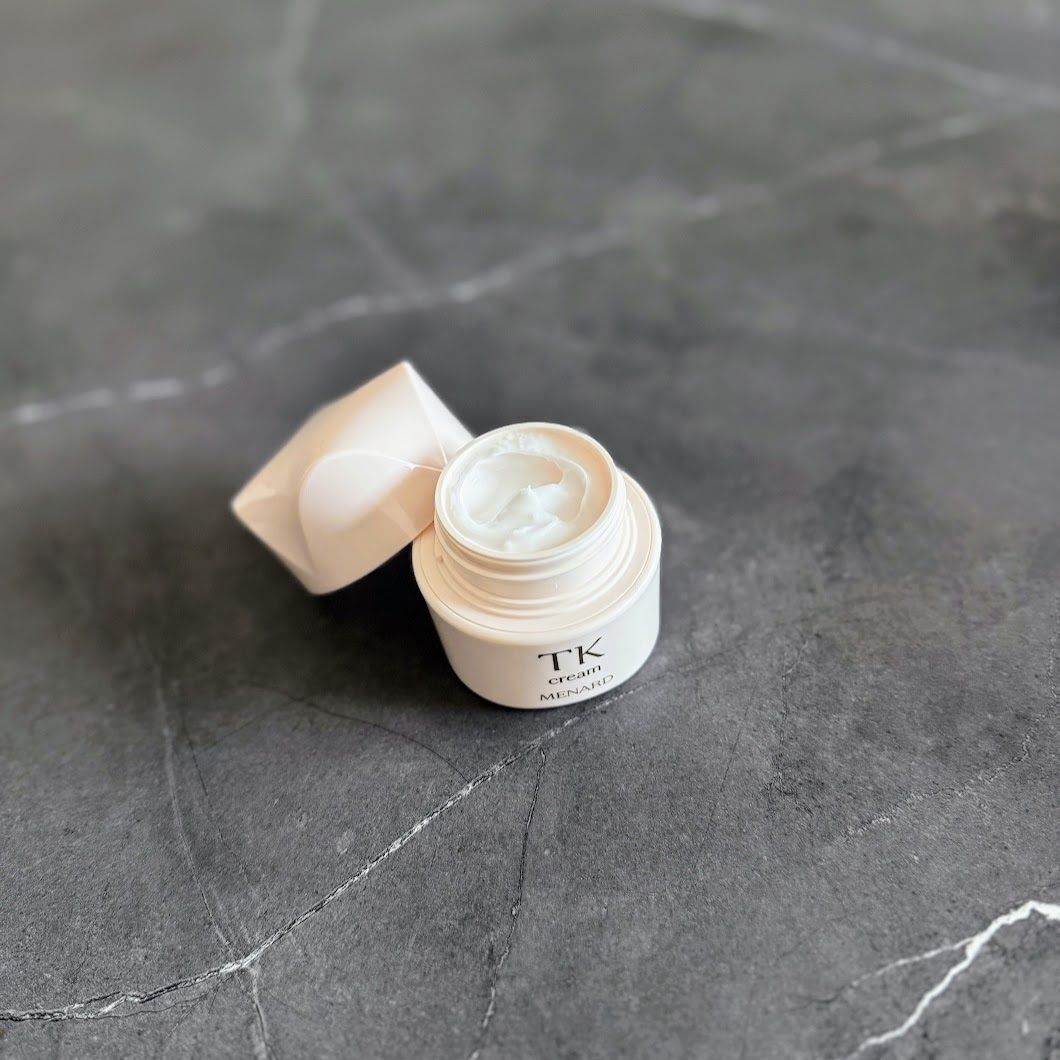 肌を包み込むような感触で密着「TK クリーム」