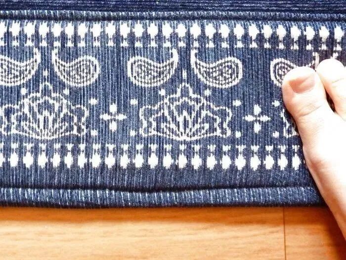 ラグやマットの『ズレ防止』にまさかのキッチンアイテムがお役立ち！？→1カ月間試してみた結果！