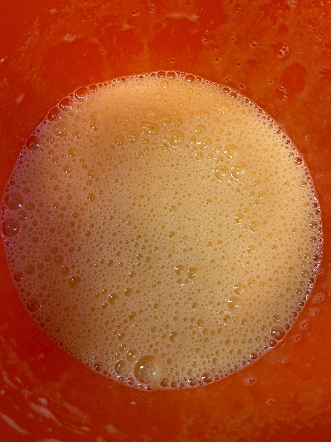 ボウルに卵と砂糖を入れて良く混ぜ合わせます。