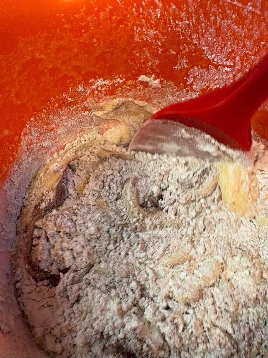 ボウルに振るいながら何回かに分けて加えます。