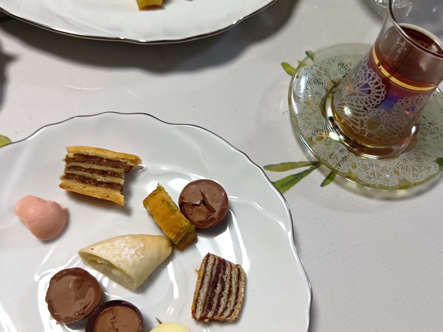 CACAO CATのチョコは、外側はカリッと軽やかで、中はなめらかにとろける口どけ。食感のコントラストが心地よく、食べ比べするほどにそれぞれの個性が際立ちます。ミルクはもちろん、どのフレーバーも完成度が高く、味の違いを楽しめるのも魅力。