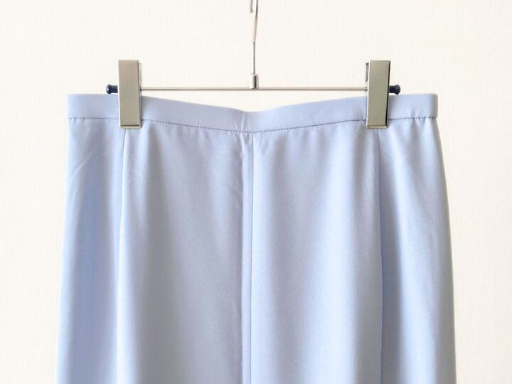 【ユニクロ】40代女子が絶賛!『春色スカート』が早くも値下げ。大人が取り入れやすい着こなしポイントも