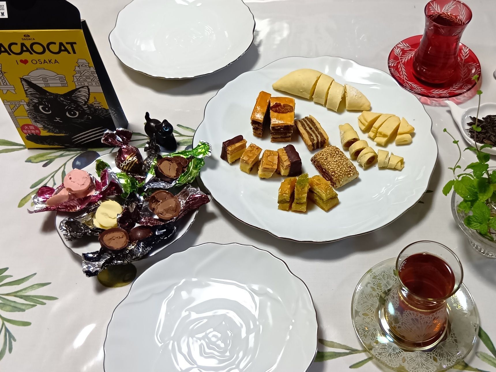 爆速で買い回り！午後のティータイムはアフター万博気分で異国の味×チョコ食べ比べ