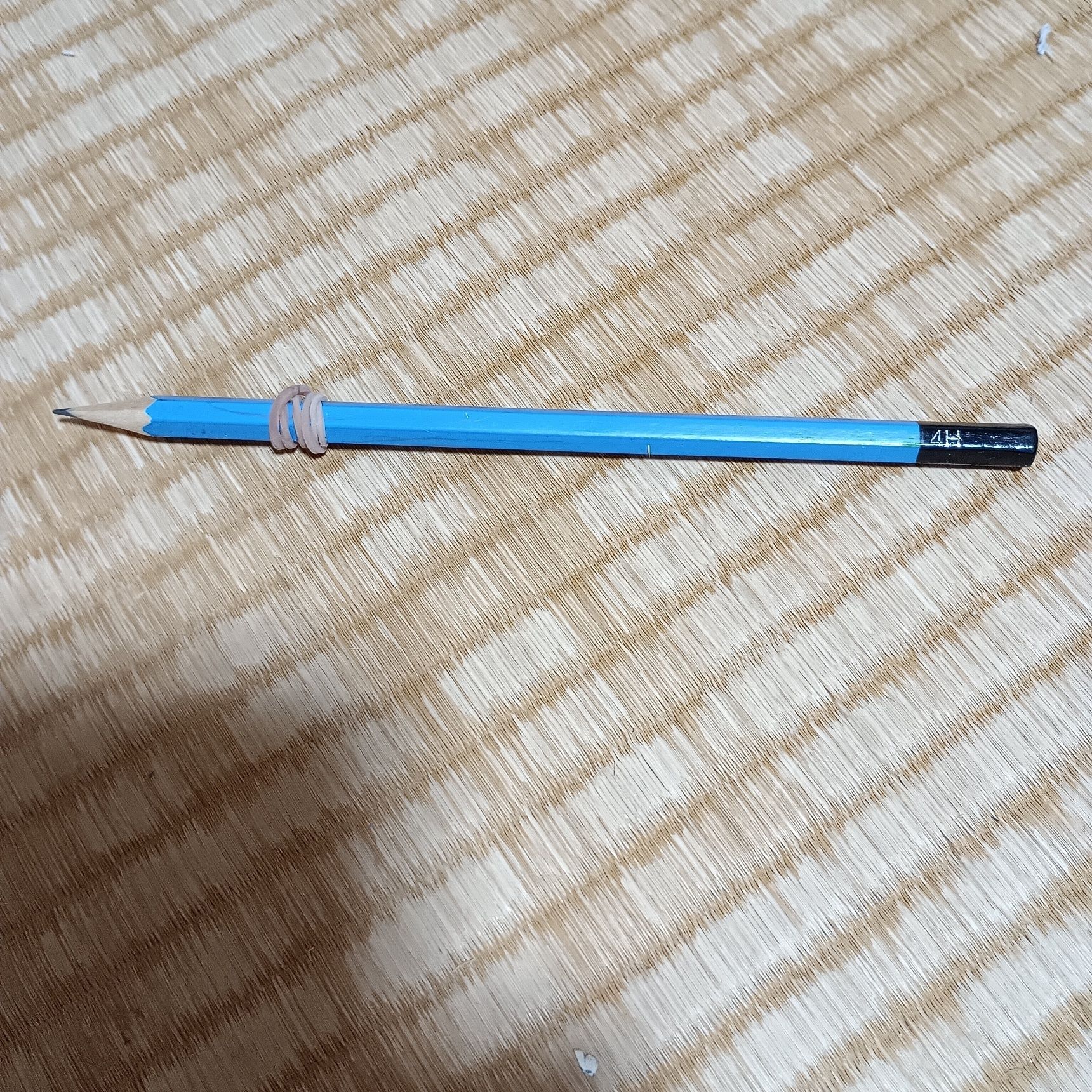 木材の鉛筆のグリップは輪ゴムを巻きつける