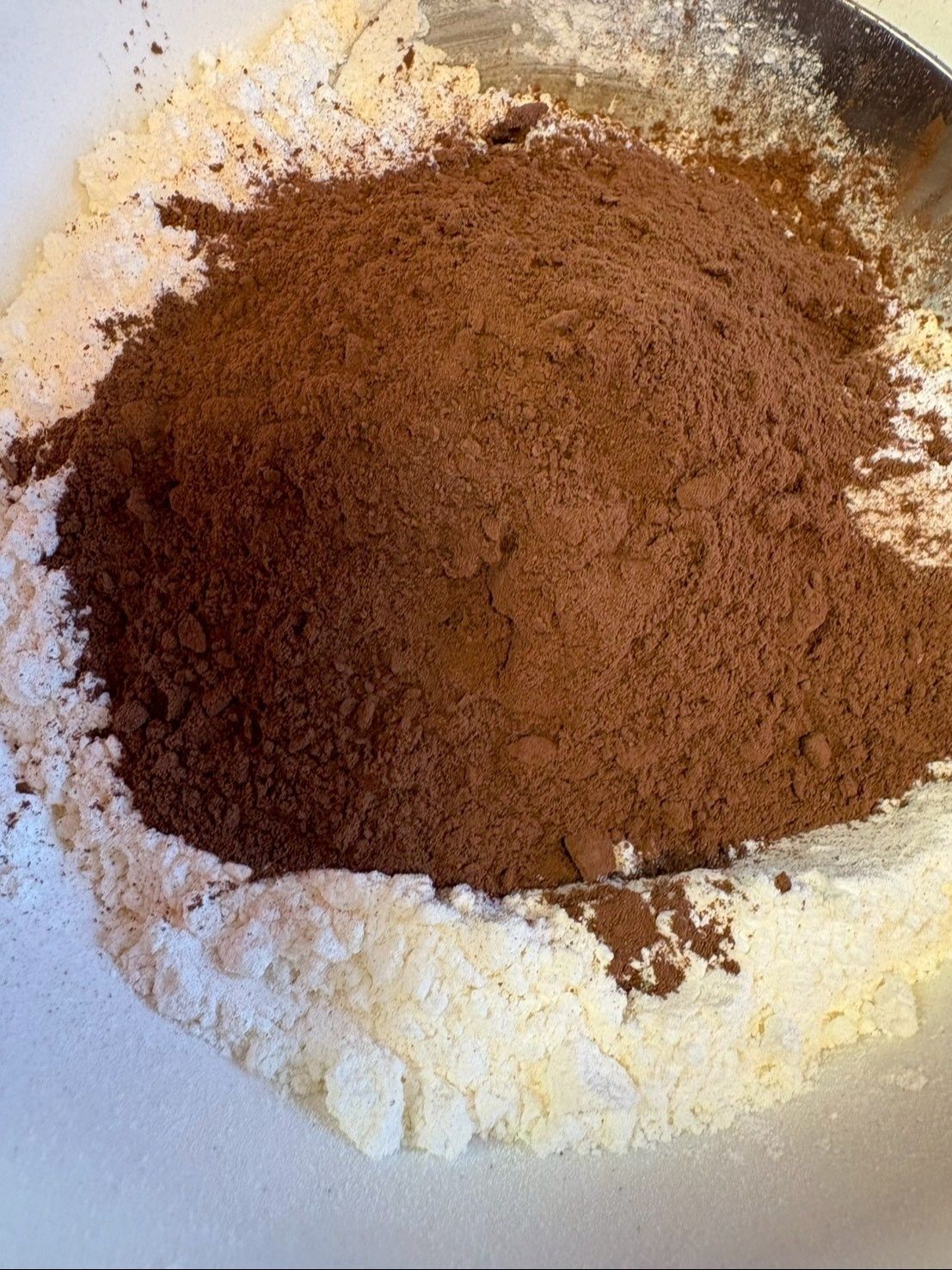 計量した薄力粉とベーキングパウダーにココアを加えて軽く混ぜておきます。