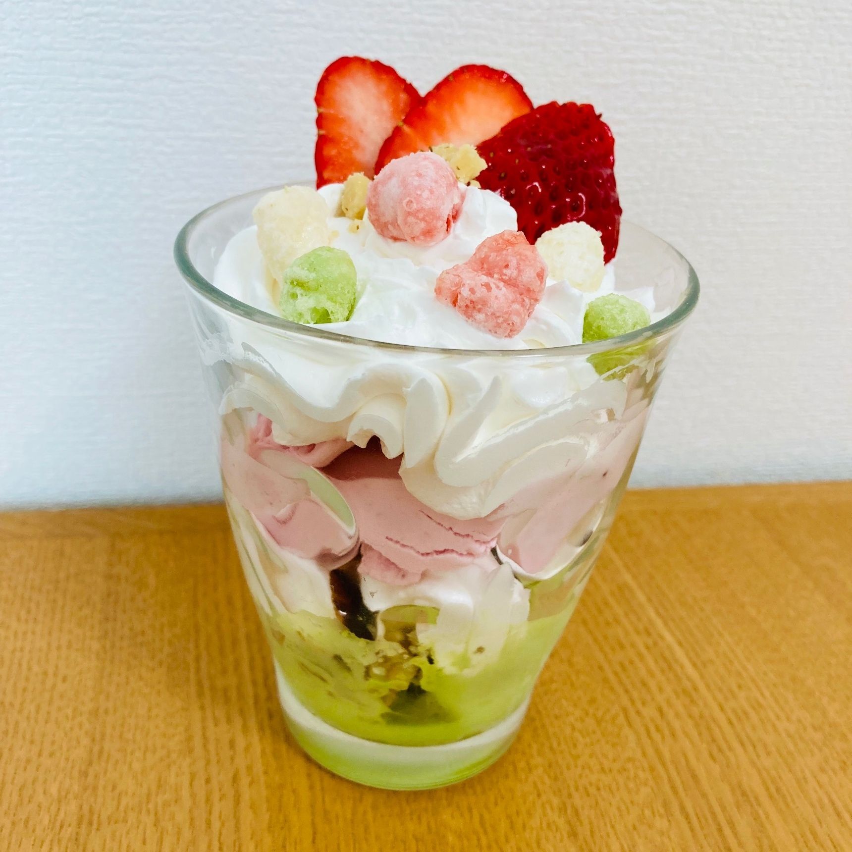 ①カップの下から具材を詰めたらトッピングをして完成です！