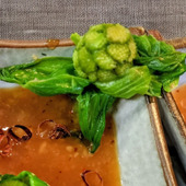 熱々、鉄パン！トンテキ！濃厚ピリ辛甘味噌ダレ！やわらか豚ロース肉！ピリ辛酢味噌も美味〜！