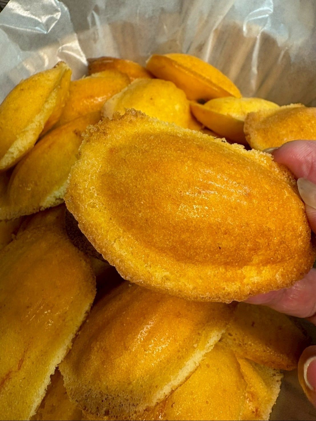 1つ注意点！型にいっぱい入れると溢れてこんな羽根つきマドレーヌになります。