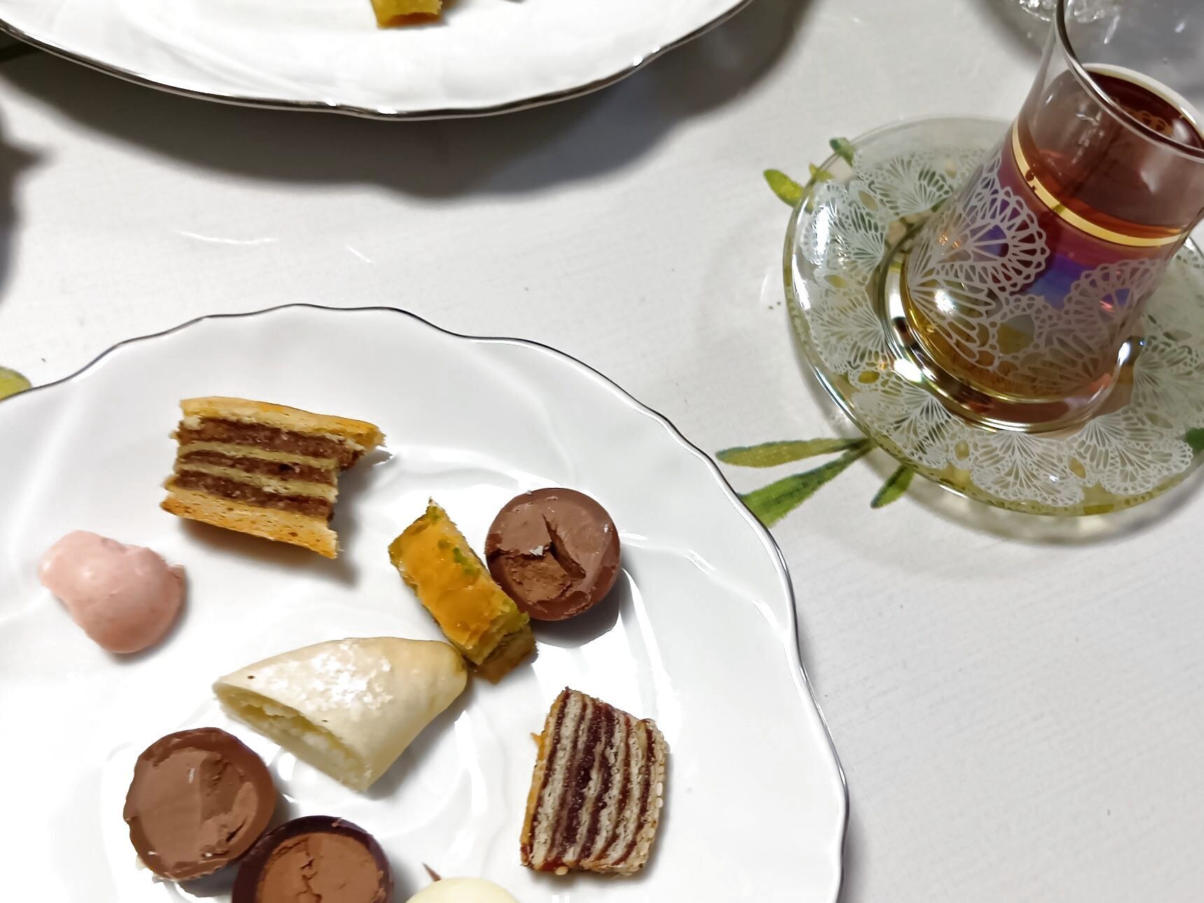 CACAO CATのチョコは、外側はカリッと軽やかで、中はなめらかにとろける口どけ。食感のコントラストが心地よく、食べ比べするほどにそれぞれの個性が際立ちます。ミルクはもちろん、どのフレーバーも完成度が高く、味の違いを楽しめるのも魅力。