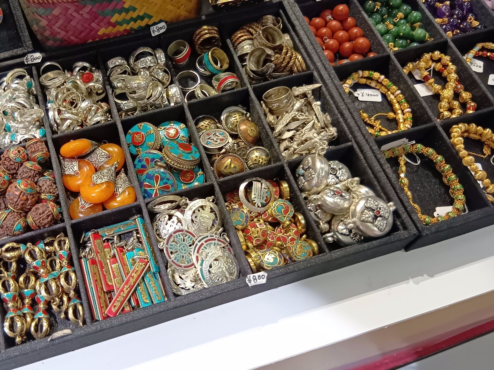 異国の民芸品は、見ているだけで童心に戻ったような気分になれて、思わずワクワクしてしまうので大好きなんです。