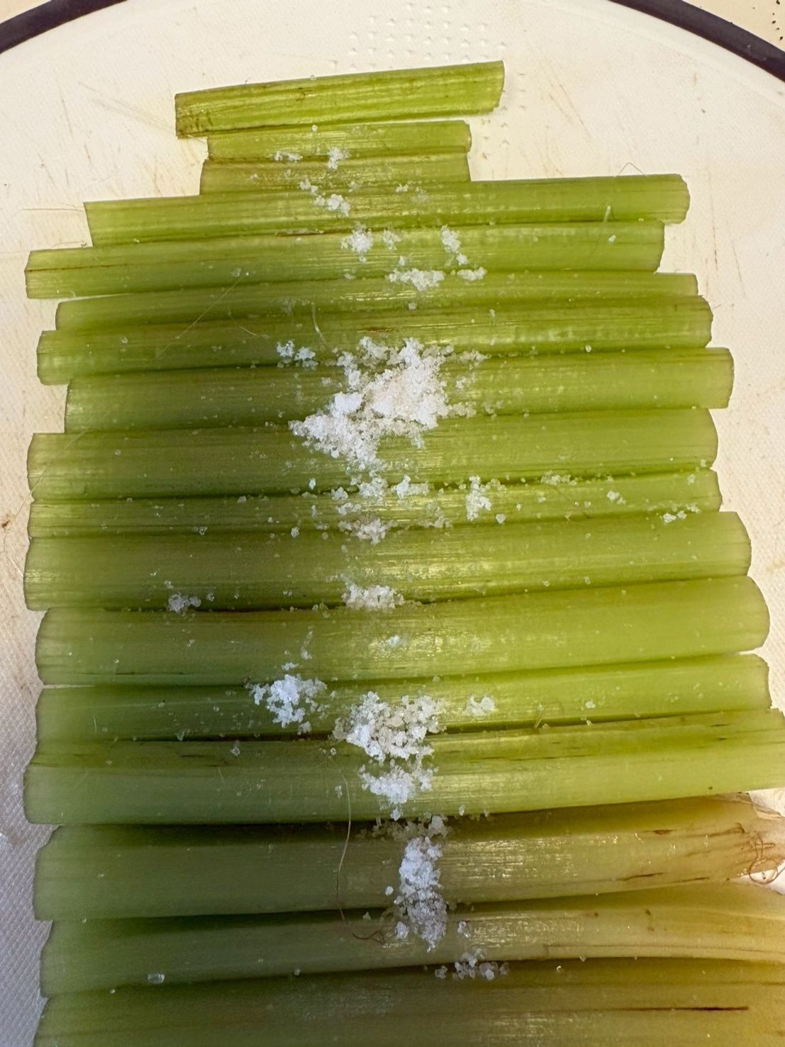 茹でやすいくらいの長さに切って並べ、塩を振ります。