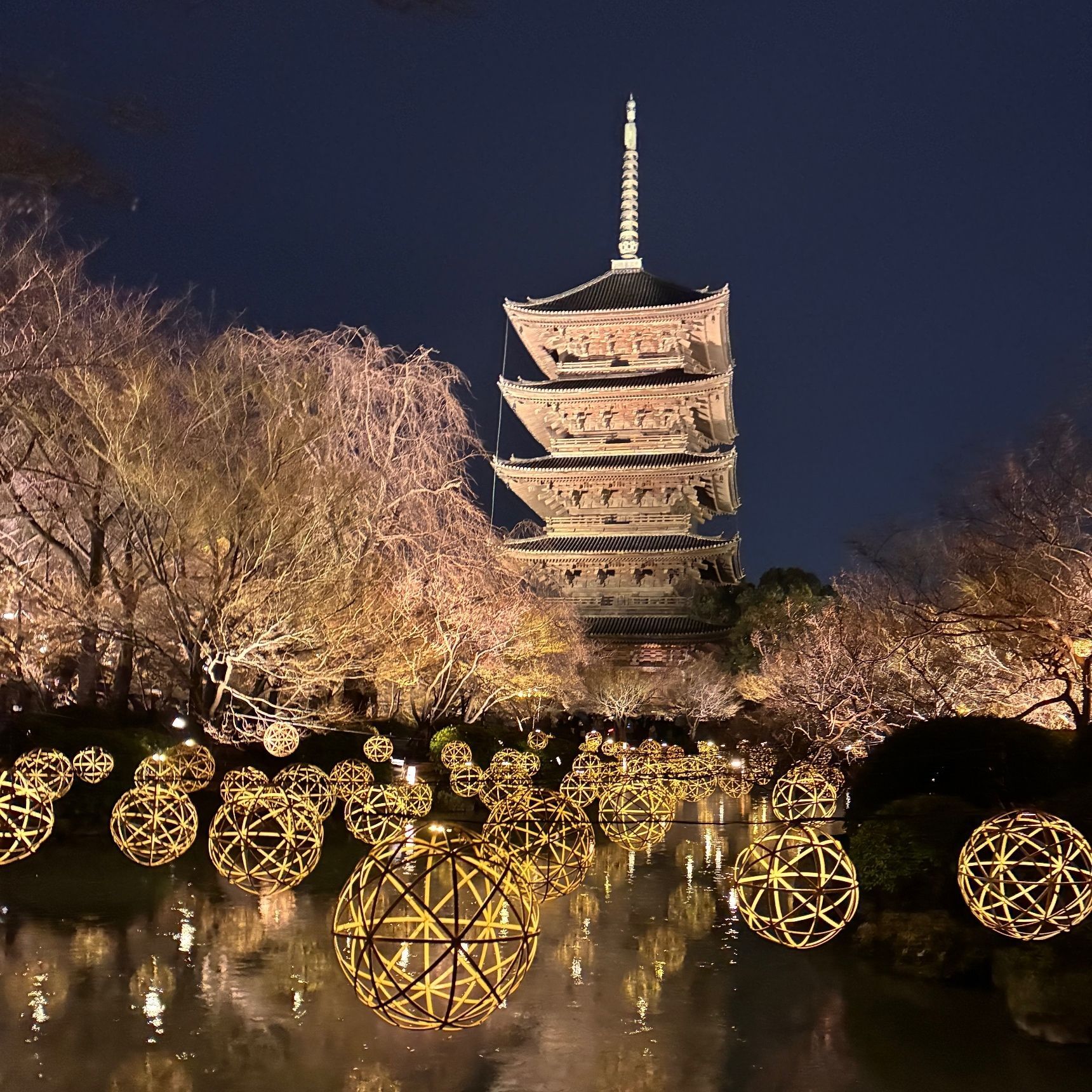 夜の空に浮かぶ、東寺イルミネーション