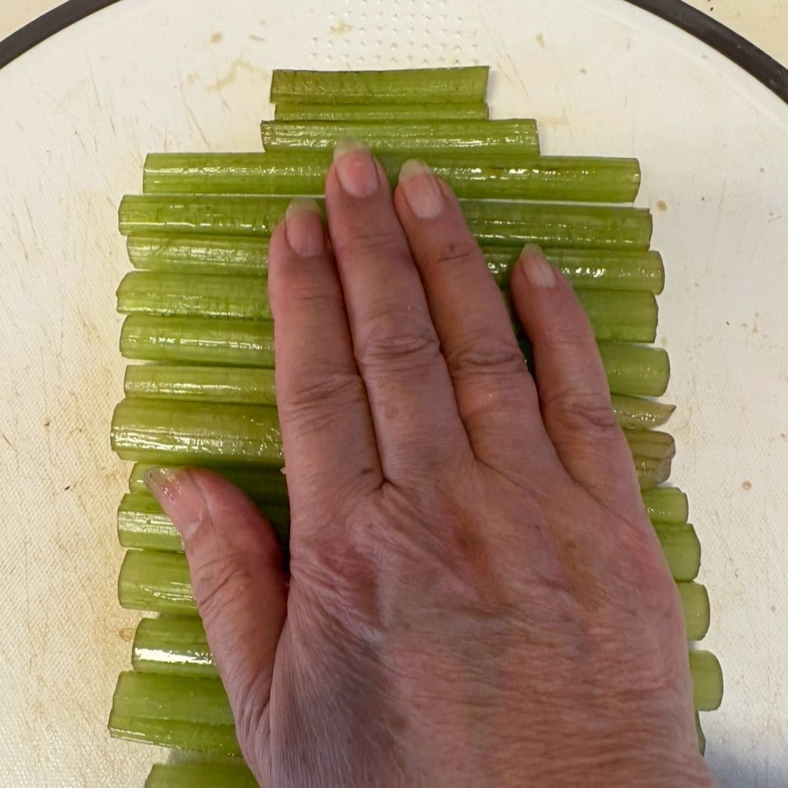 手でゴロゴロ転がして板摺りします。