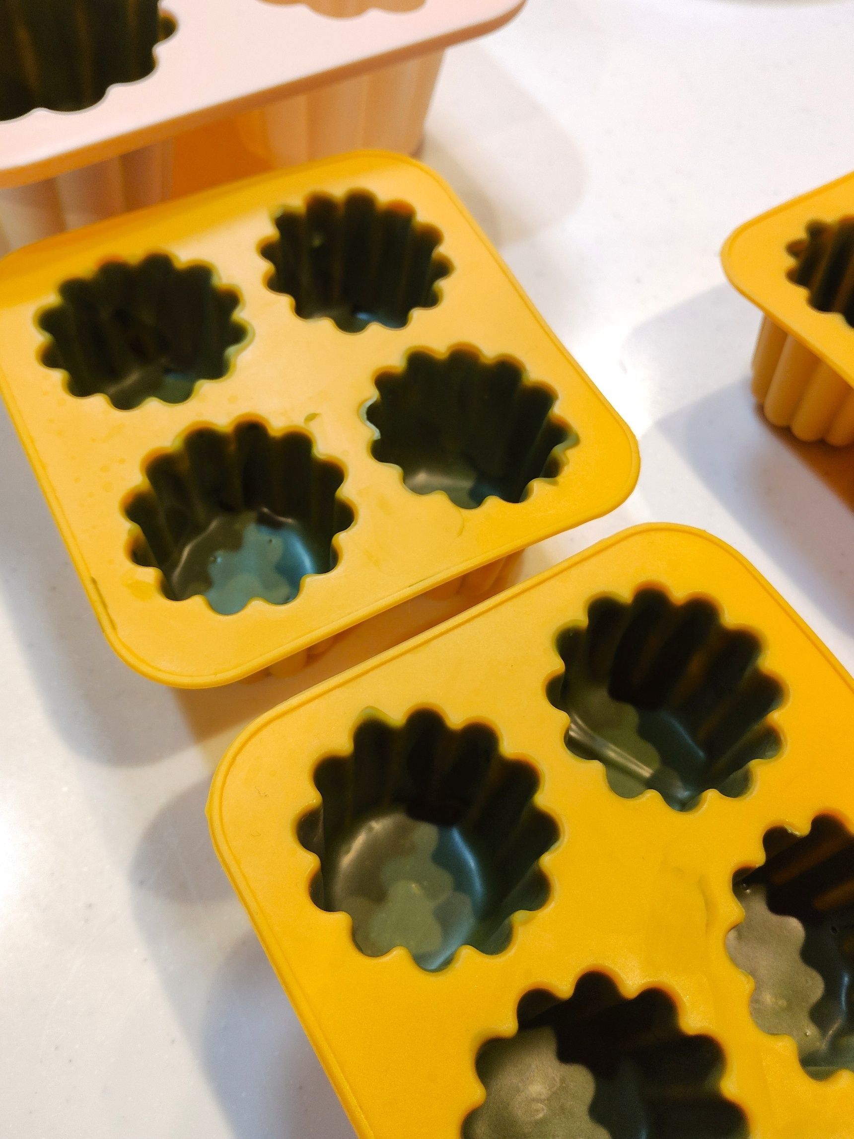 抹茶チョコを型にしく