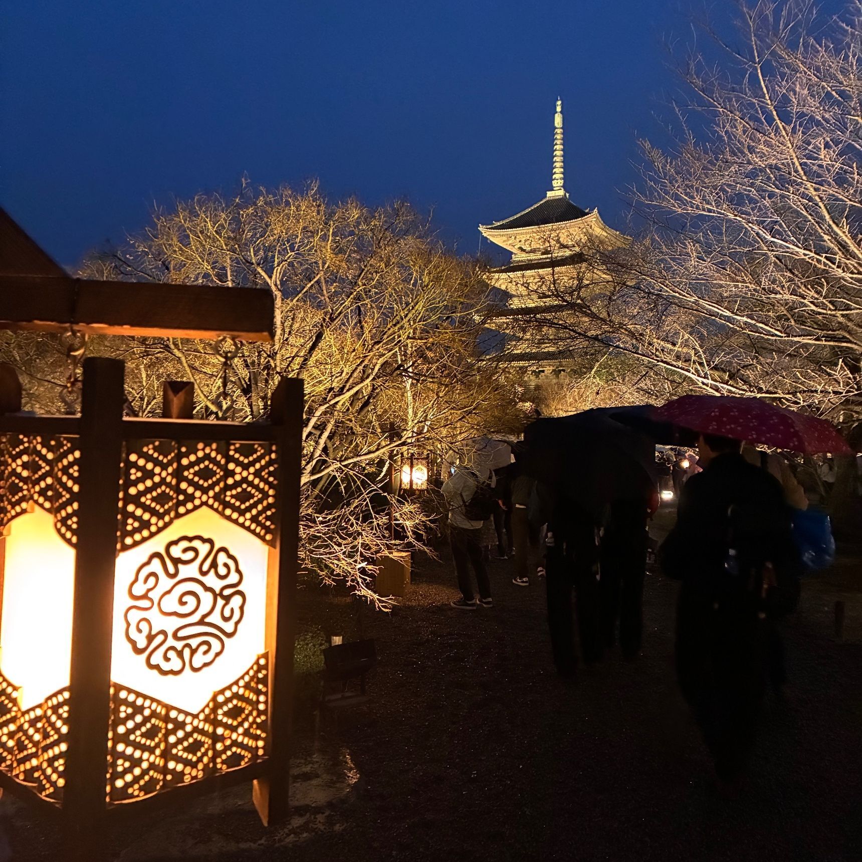 灯篭越しの五重の塔