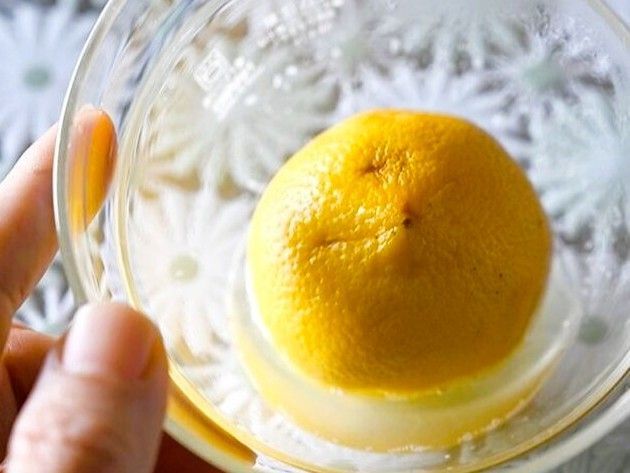 固くてレモンが絞りにくい…！だったらこの方法を試してみて♪たっぷり果汁が出てきますよ～！