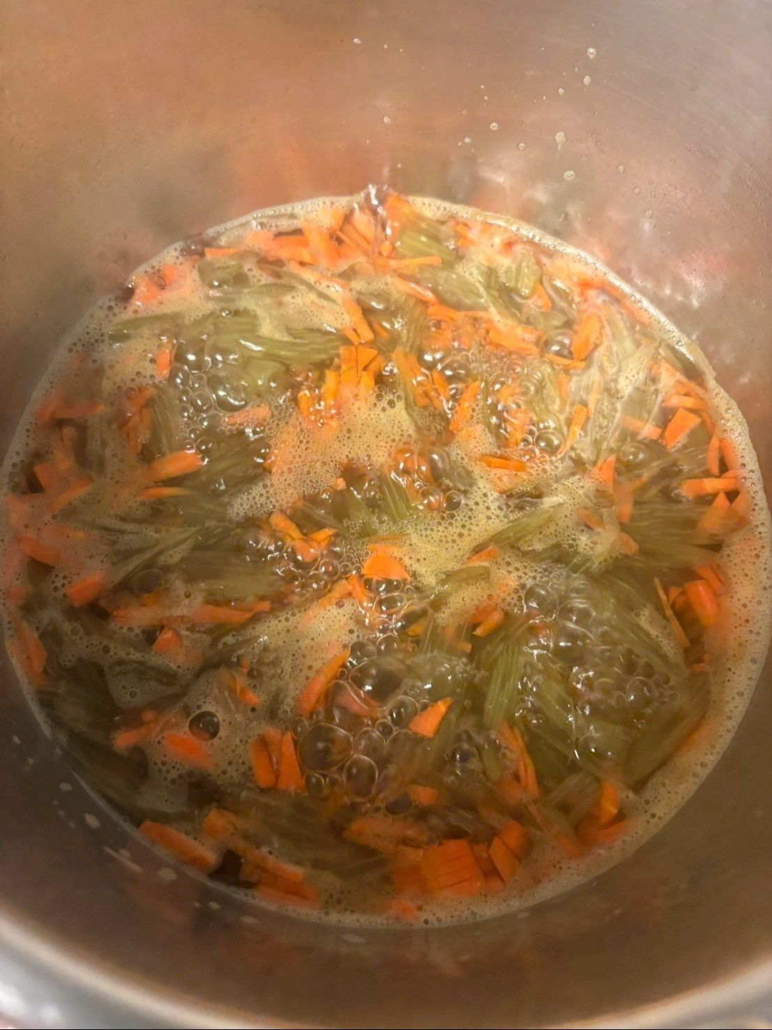 フキは薄く斜め輪切り、人参はみじん切りにして一緒に煮ますが…