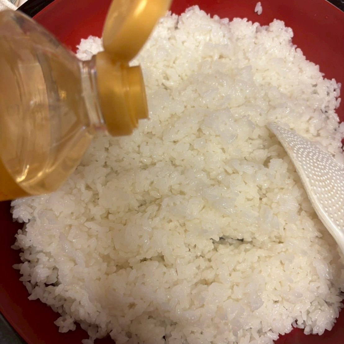 炊き立ての白米にカンタン酢を加えて酢飯にします。