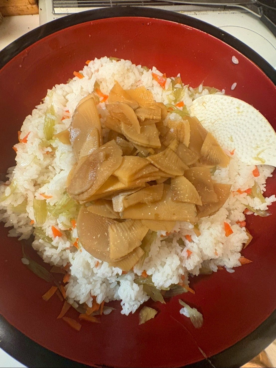 最後にタケノコを乗せて、全体をまんべんなく混ぜ合わせてください。