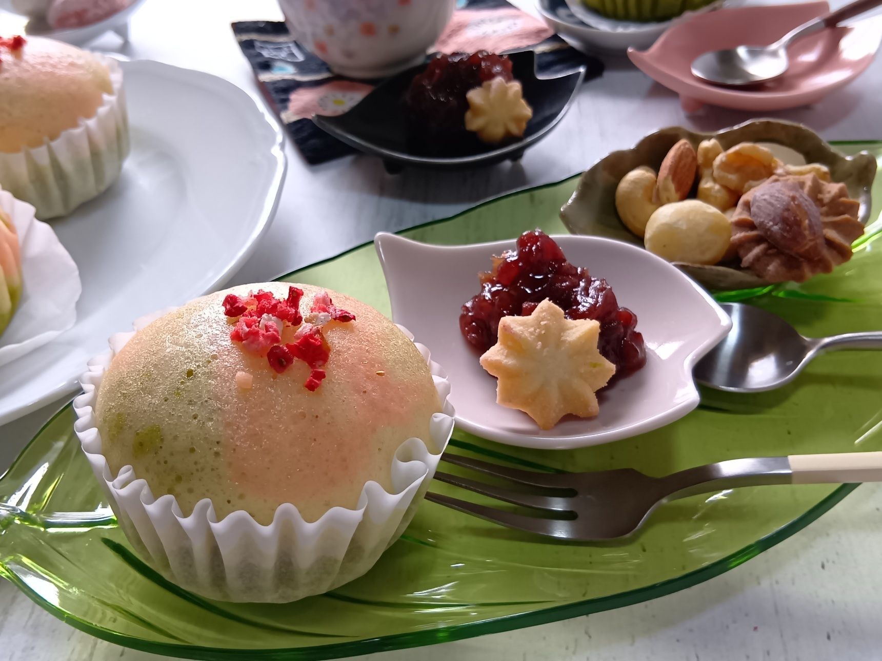 桃の節句にほっこり！3色マーブルの米粉蒸しパン（餡子・ナッツ・プチクッキー添え）