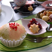 桃の節句にほっこり！3色マーブルの米粉蒸しパン（餡子・ナッツ・プチクッキー添え）