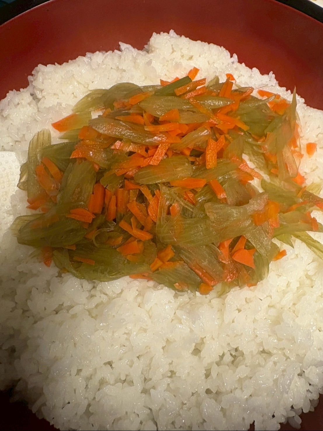 フキと人参を先に混ぜ合わせます。