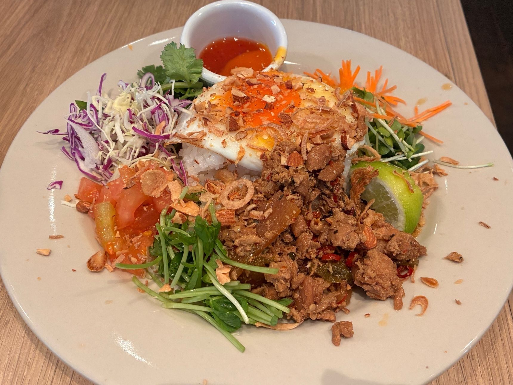 彩り野菜と鶏ひき肉のベトナム風ガパオライス