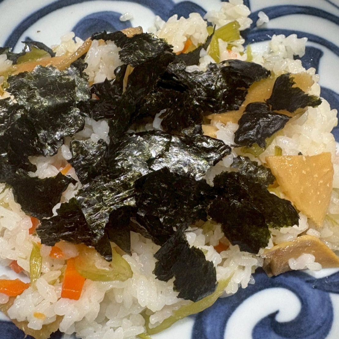 取り分けてからアクセントに海苔を乗せてみました。