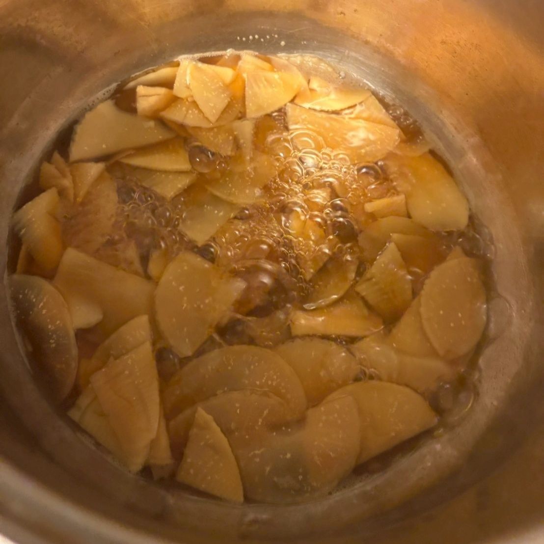 水煮のタケノコもなるべく薄く切ってから煮ました。