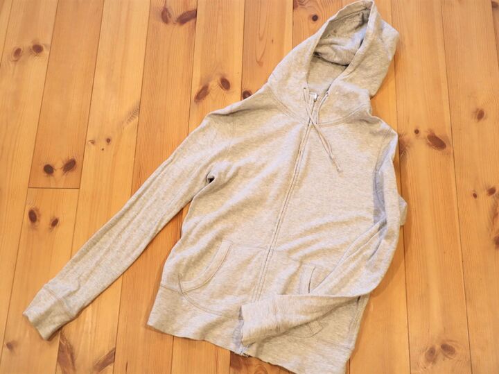 パーカーが超コンパクトに!?春のお出かけに大活躍の予感。便利なたたみ方をチェック♡