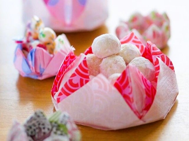 ペーパーナプキンで『お花カップ』ができちゃった！お菓子を入れたら…あら、かわいい♡