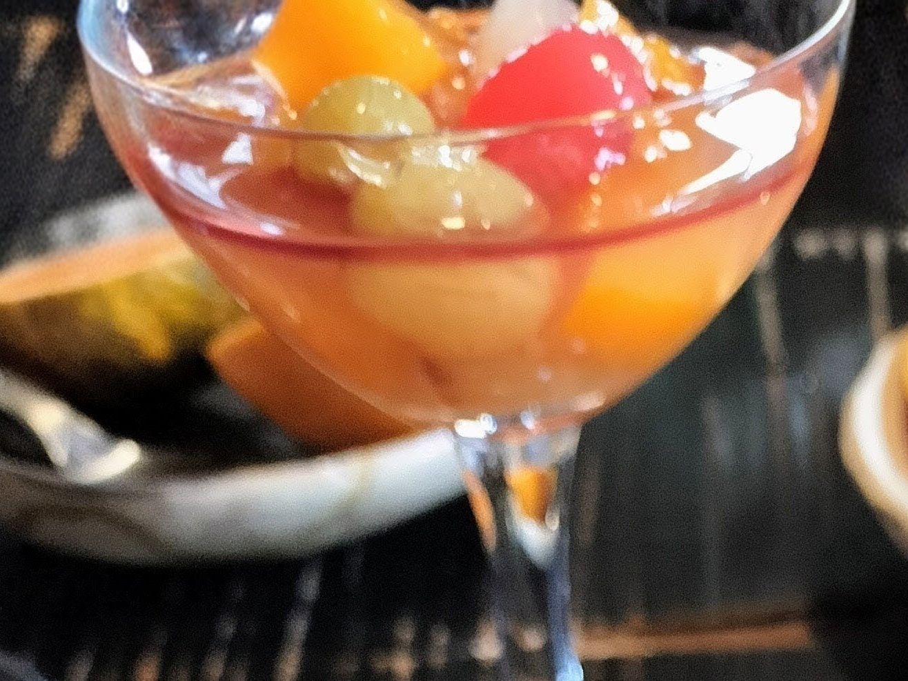 2. それぞれのグラスに、小さじ1杯ずつの赤ワインをそっと回し入れる