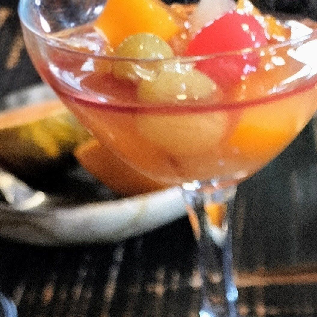 1. グラス2つに、フルーツミックスとシロップを入れる