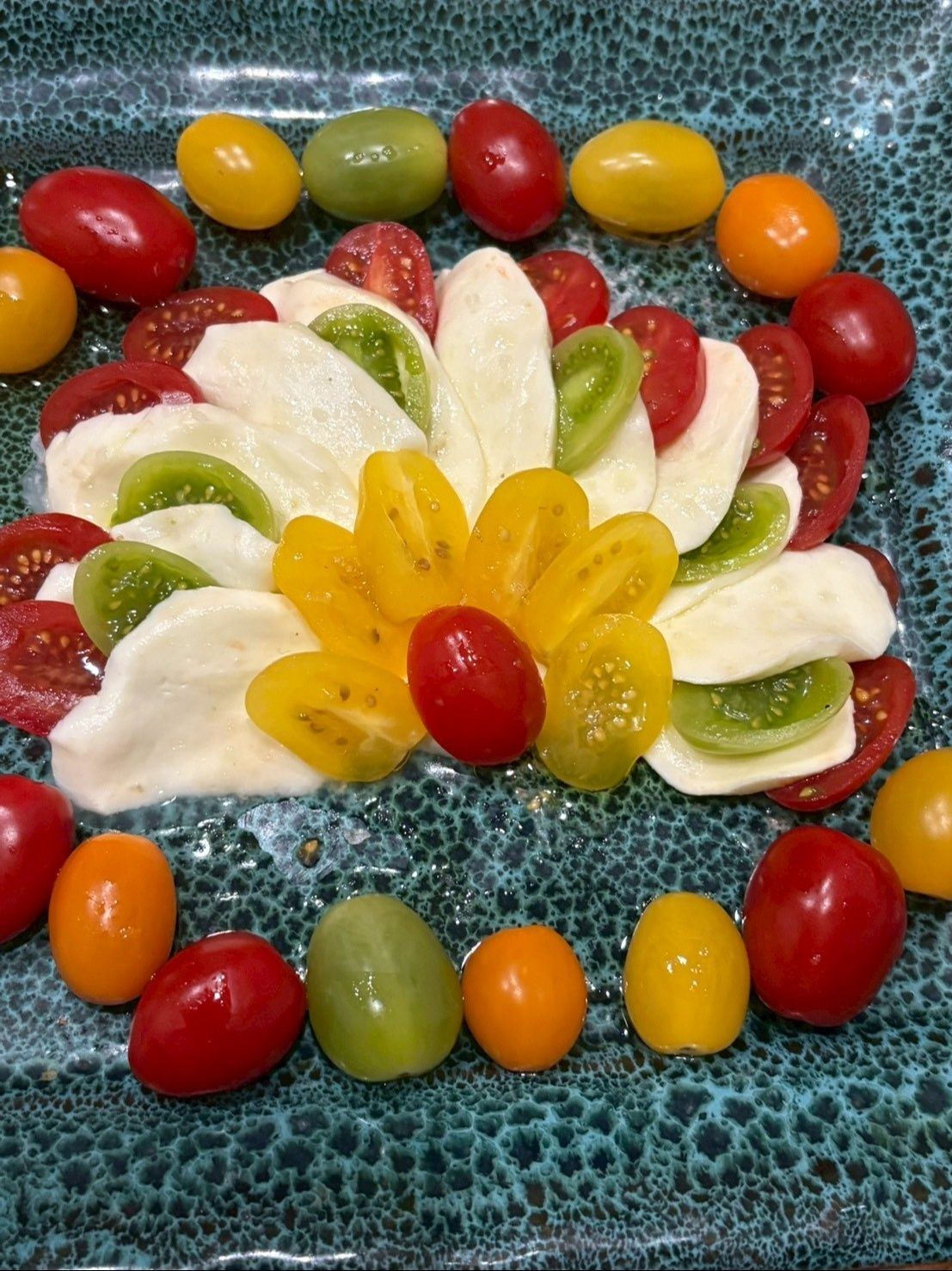 周りにもトマトを飾って、オリーブオイルと岩塩をかけました。