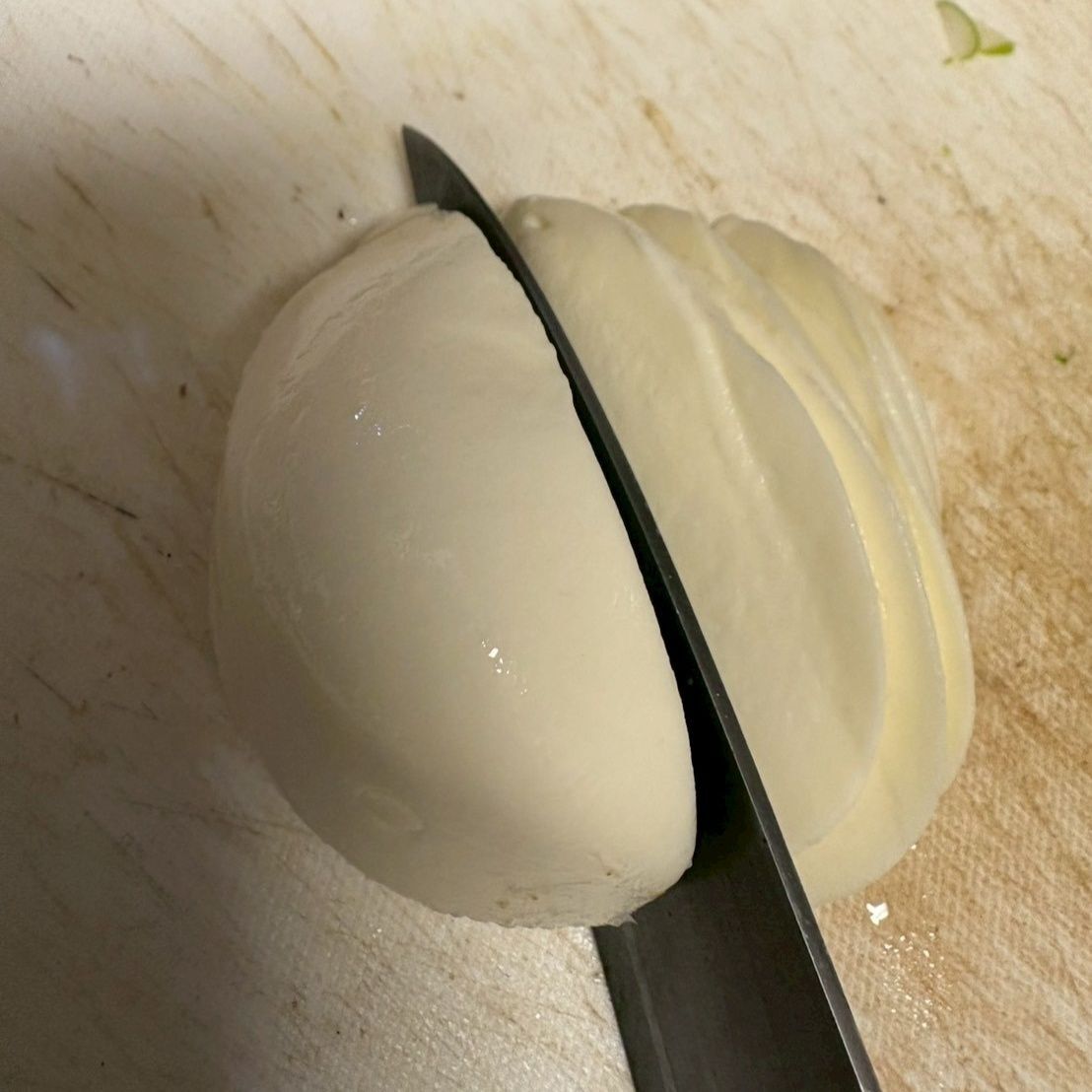 モッツアレラチーズは縦方向になるべく薄く切りました。