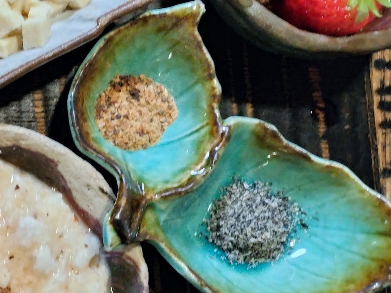 4.器に、煮干し粉とすりごまを入れる