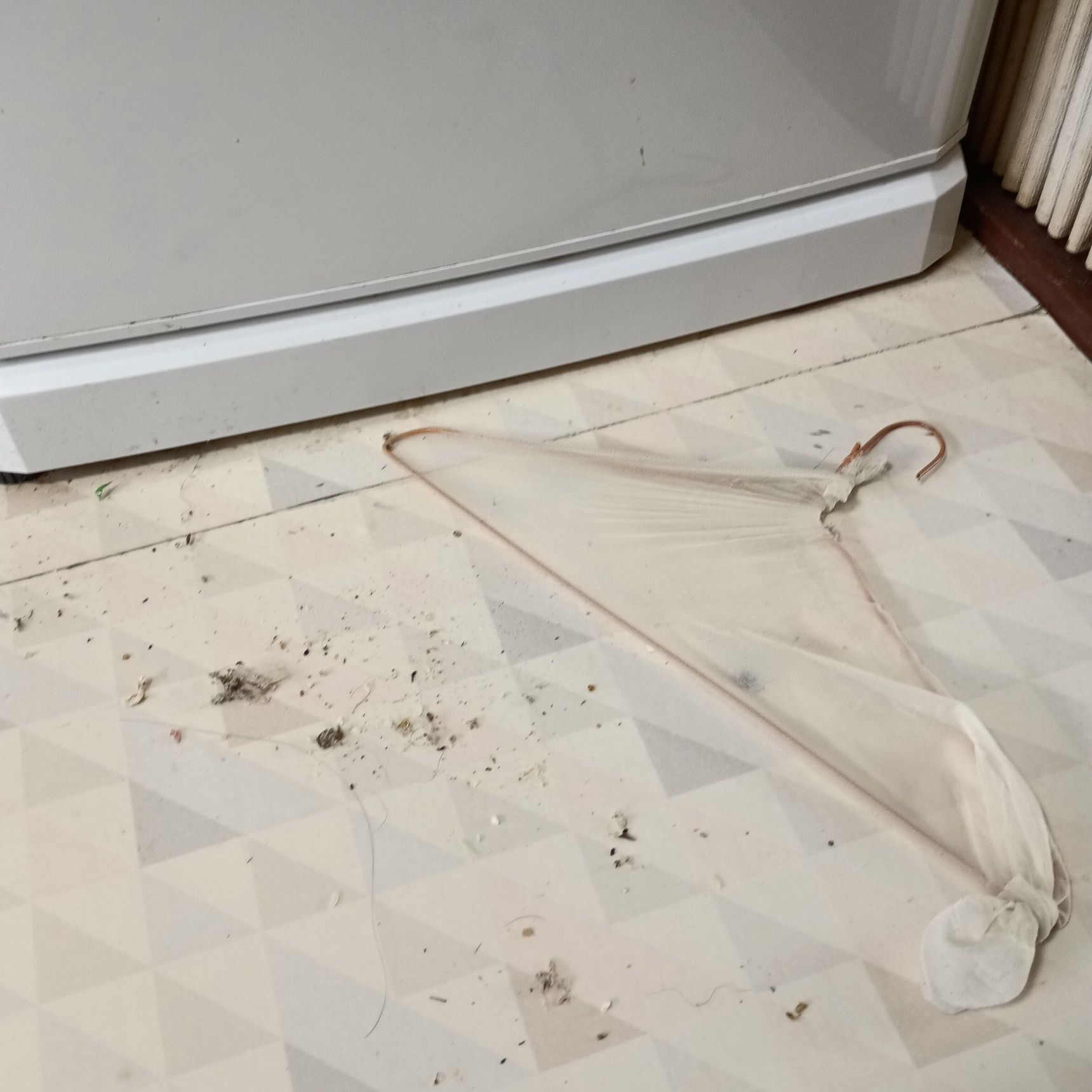 針金ハンガーで破けたストッキングをかぶして