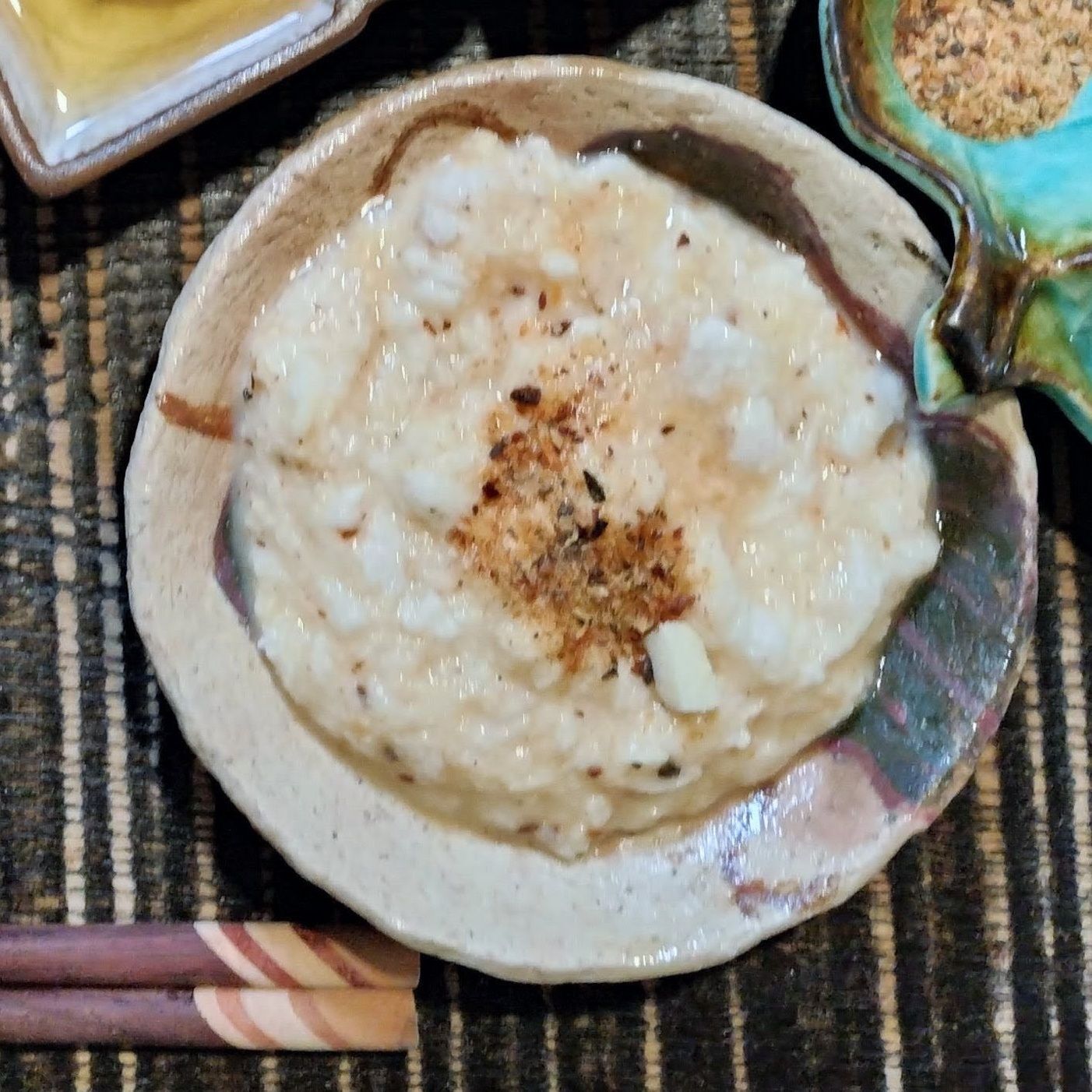 2.長芋をすりおろす→醤油を加えて軽く混ぜる→器に入れて、煮干し粉を添える