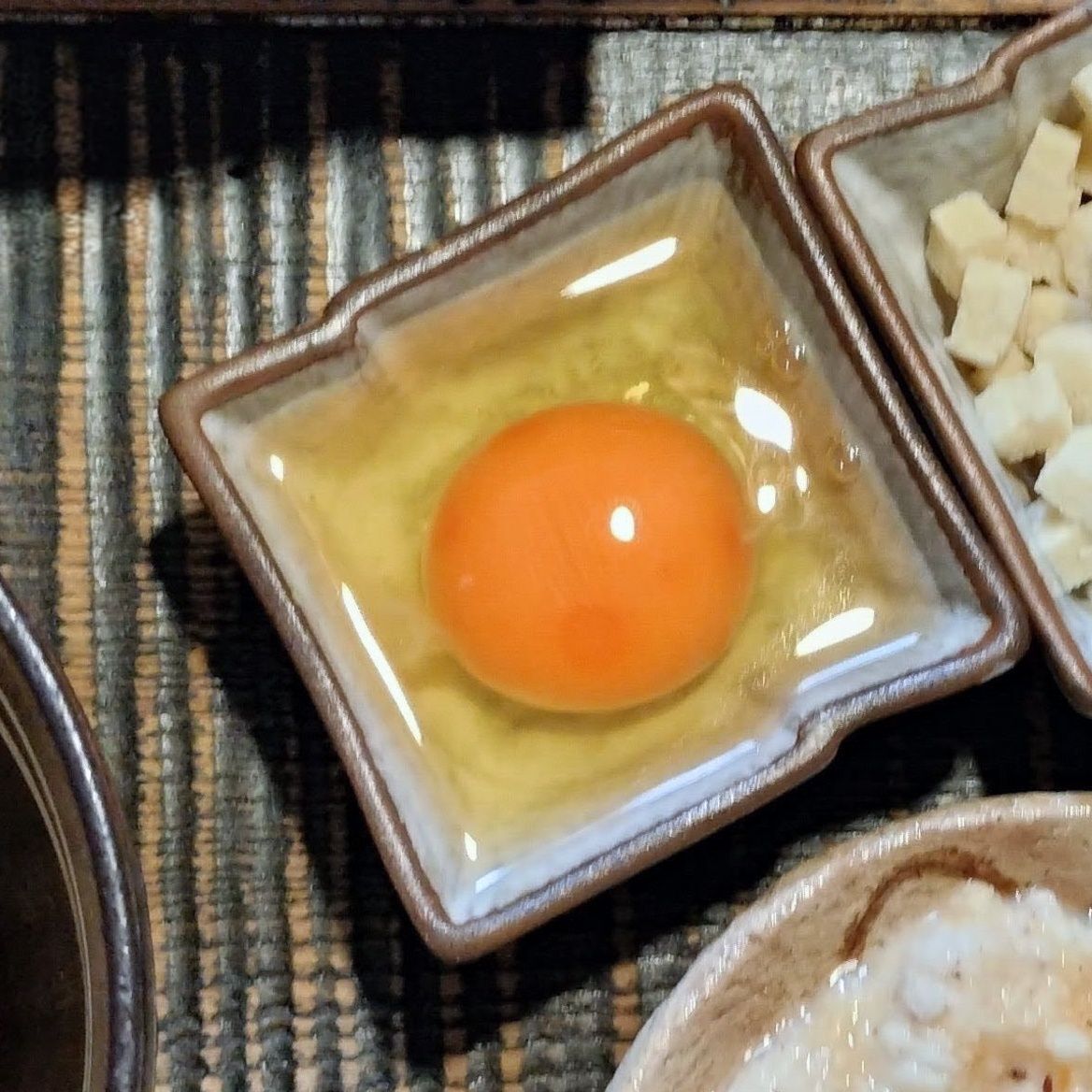 3.器に卵を割り入れる