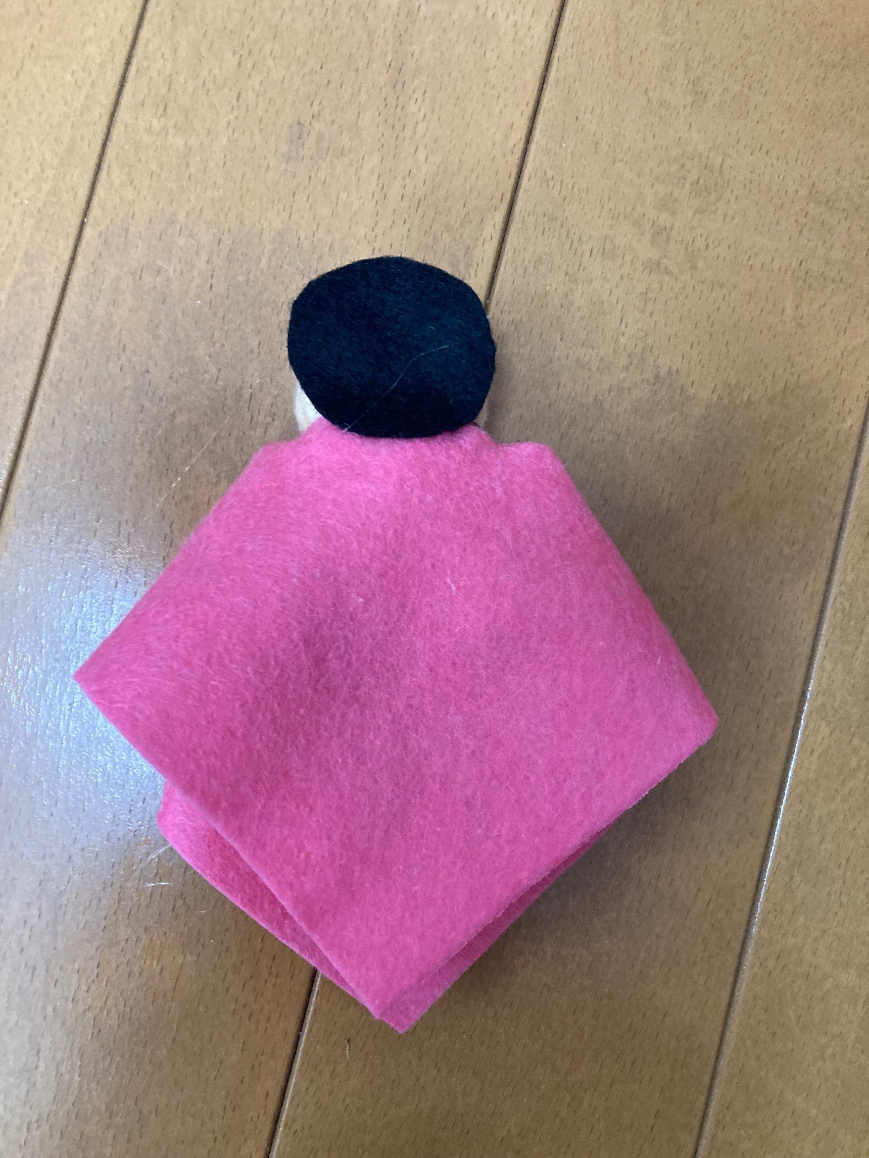 ④髪の毛をグルーガンで貼り付ける。